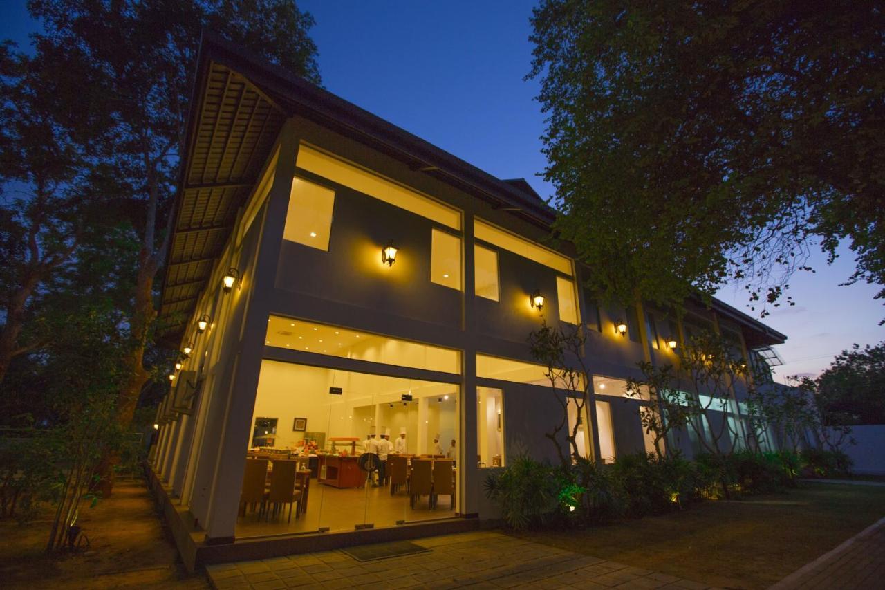 Grand Tamarind Lake Kataragama Ngoại thất bức ảnh