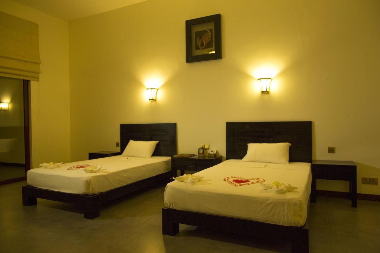Grand Tamarind Lake Kataragama Phòng bức ảnh