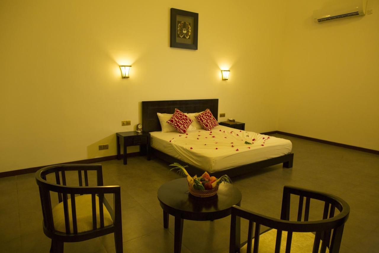 Grand Tamarind Lake Kataragama Phòng bức ảnh